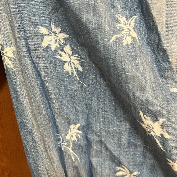 Cute shorts jumper has palm tree print from gap. Size 4. - Picture 3 of 3